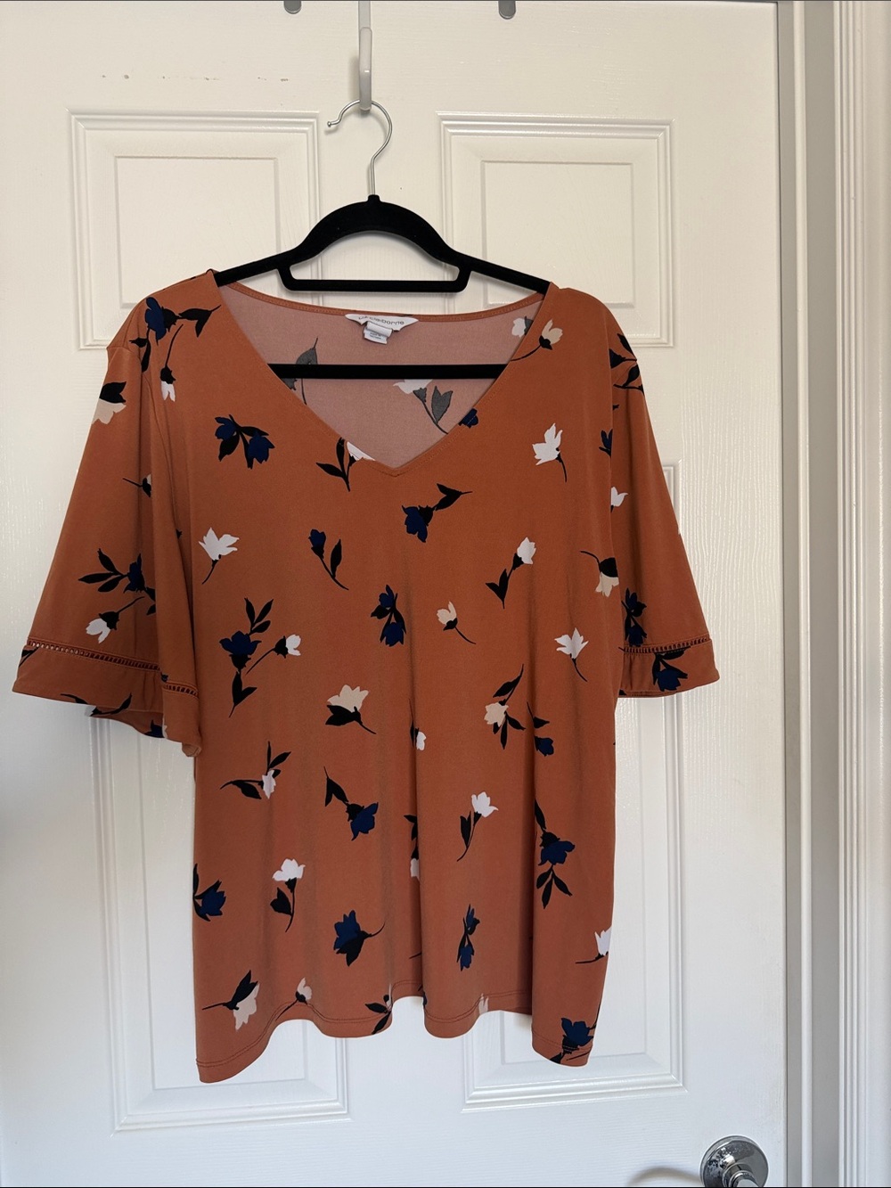 Liz Claiborne Rust Floral V-Neck Top with Navy & White Accents